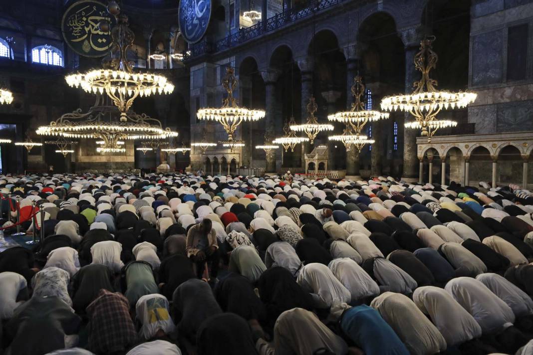 Ayasofya-i Kebir Cami-i Şerifi'nde, Kurban Bayramı namazı heyecanı! Binlerce vatandaş akın etti! Cami içi ve avlu doldu, taştı 10