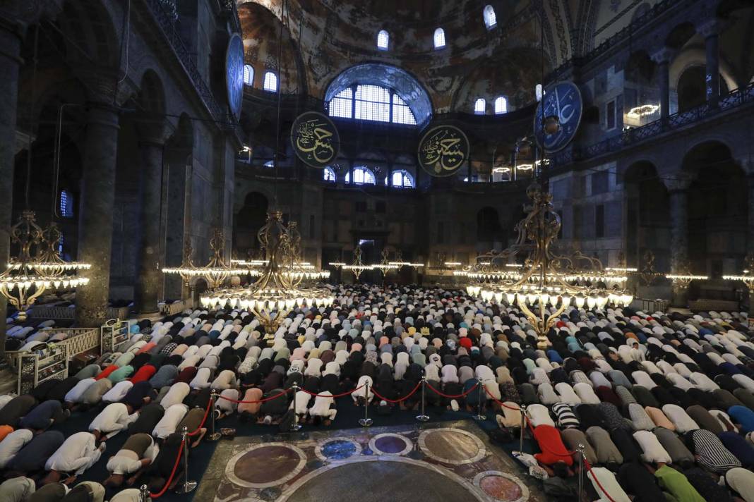 Ayasofya-i Kebir Cami-i Şerifi'nde, Kurban Bayramı namazı heyecanı! Binlerce vatandaş akın etti! Cami içi ve avlu doldu, taştı 11