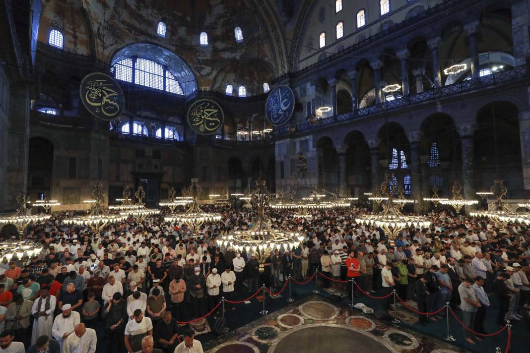 Ayasofya-i Kebir Cami-i Şerifi'nde, Kurban Bayramı namazı heyecanı! Binlerce vatandaş akın etti! Cami içi ve avlu doldu, taştı 12