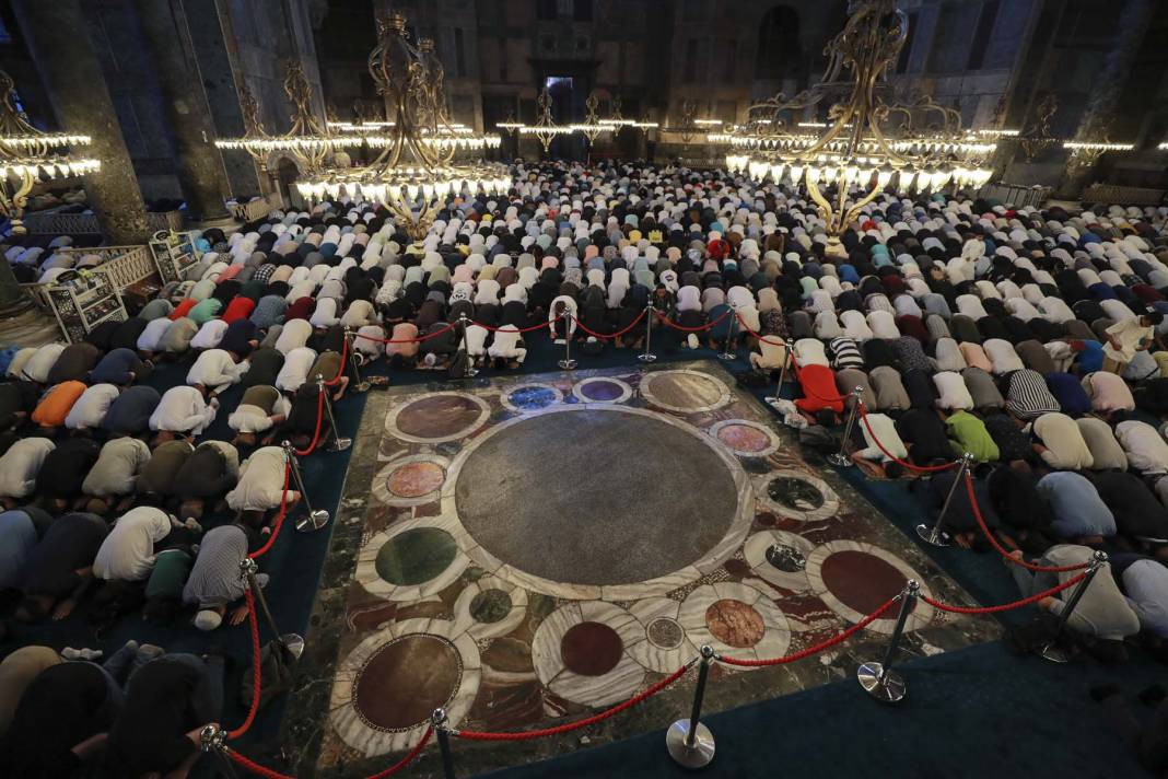 Ayasofya-i Kebir Cami-i Şerifi'nde, Kurban Bayramı namazı heyecanı! Binlerce vatandaş akın etti! Cami içi ve avlu doldu, taştı 13