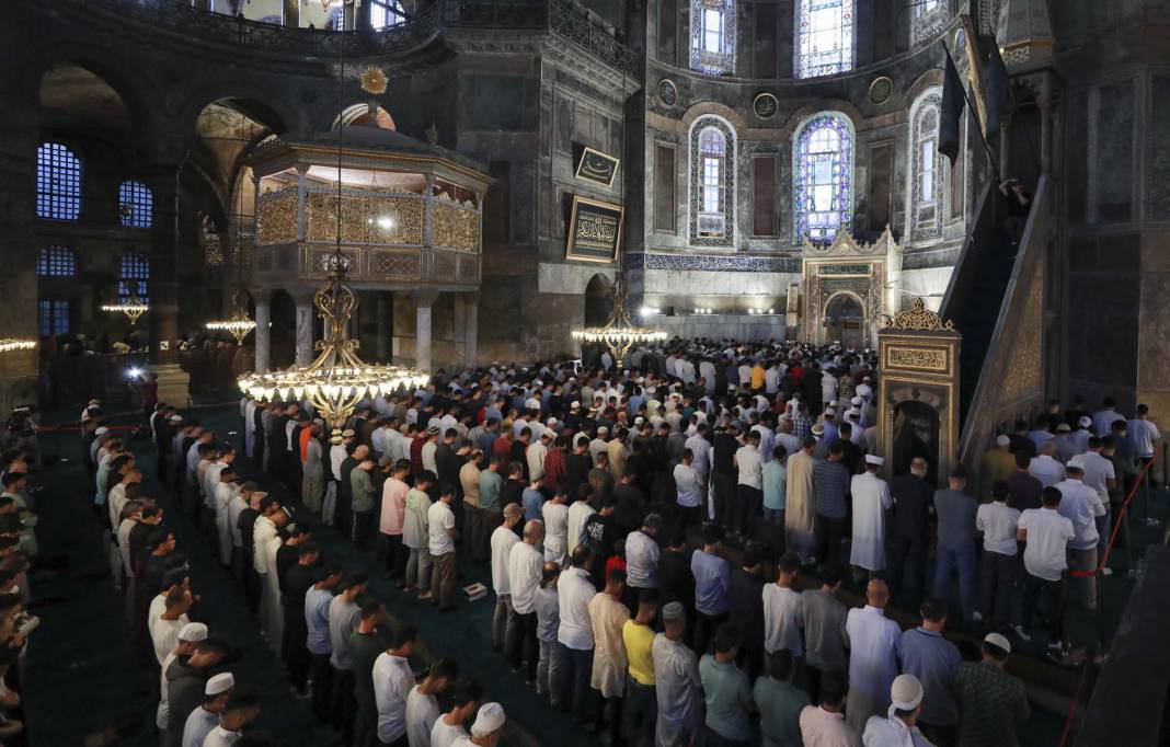 Ayasofya-i Kebir Cami-i Şerifi'nde, Kurban Bayramı namazı heyecanı! Binlerce vatandaş akın etti! Cami içi ve avlu doldu, taştı 15