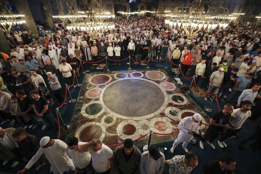 Ayasofya-i Kebir Cami-i Şerifi'nde, Kurban Bayramı namazı heyecanı! Binlerce vatandaş akın etti! Cami içi ve avlu doldu, taştı 16