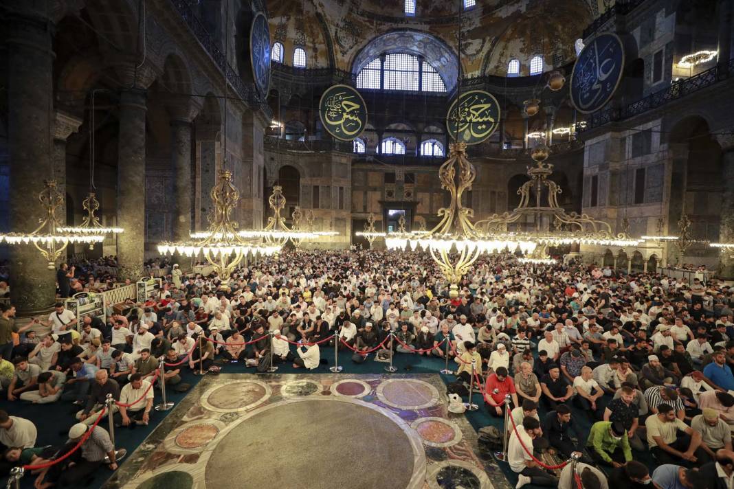 Ayasofya-i Kebir Cami-i Şerifi'nde, Kurban Bayramı namazı heyecanı! Binlerce vatandaş akın etti! Cami içi ve avlu doldu, taştı 17