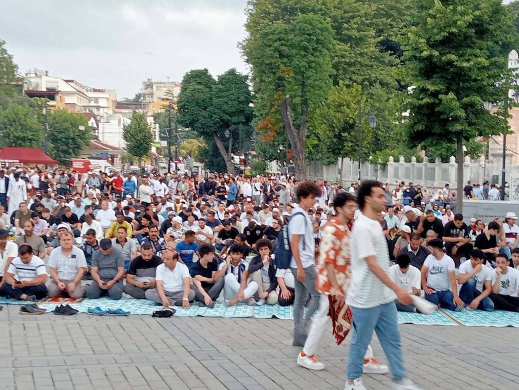 Ayasofya-i Kebir Cami-i Şerifi'nde, Kurban Bayramı namazı heyecanı! Binlerce vatandaş akın etti! Cami içi ve avlu doldu, taştı 19