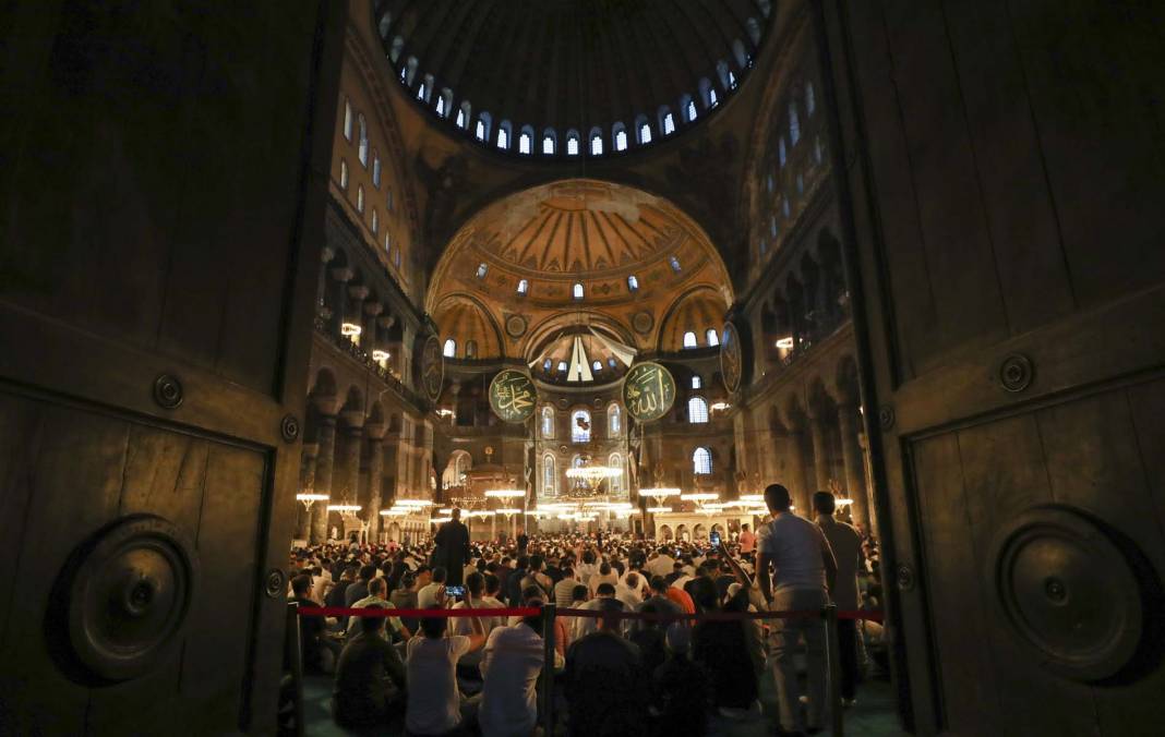 Ayasofya-i Kebir Cami-i Şerifi'nde, Kurban Bayramı namazı heyecanı! Binlerce vatandaş akın etti! Cami içi ve avlu doldu, taştı 2