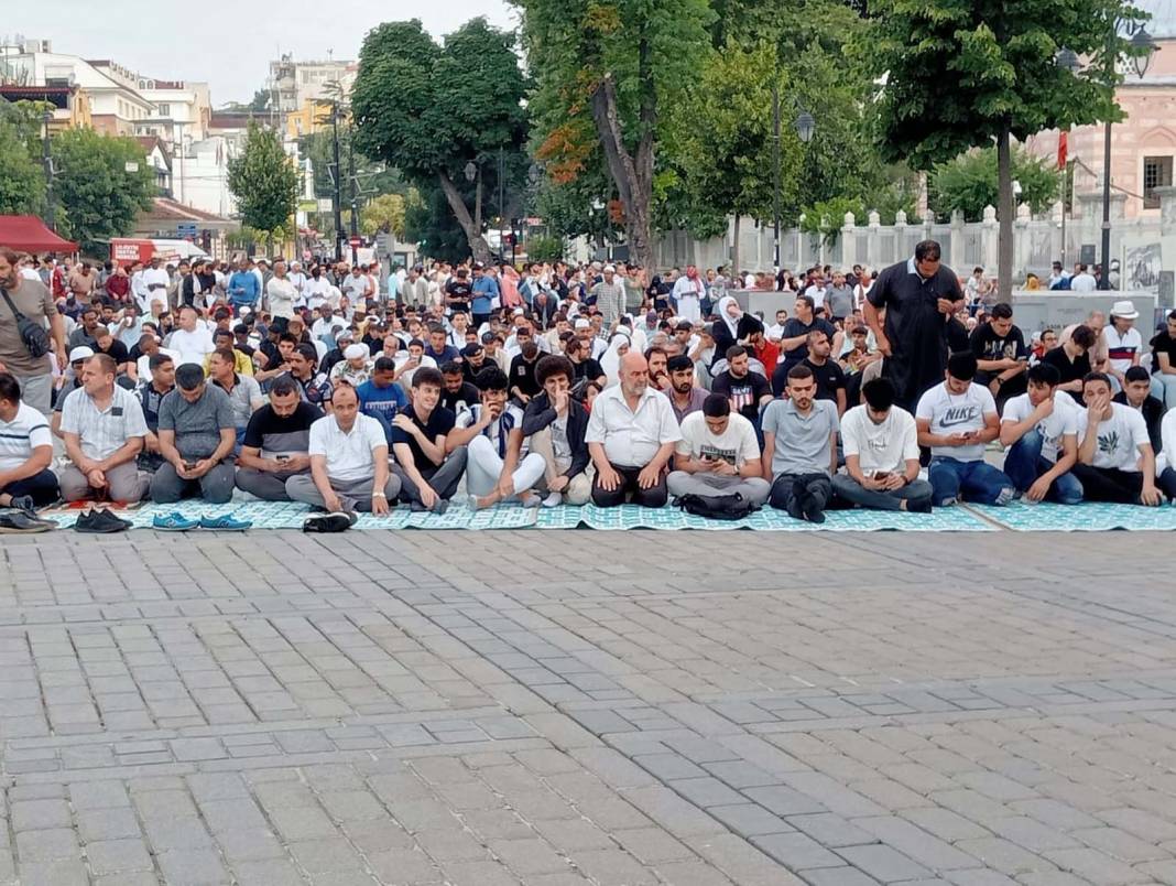 Ayasofya-i Kebir Cami-i Şerifi'nde, Kurban Bayramı namazı heyecanı! Binlerce vatandaş akın etti! Cami içi ve avlu doldu, taştı 20