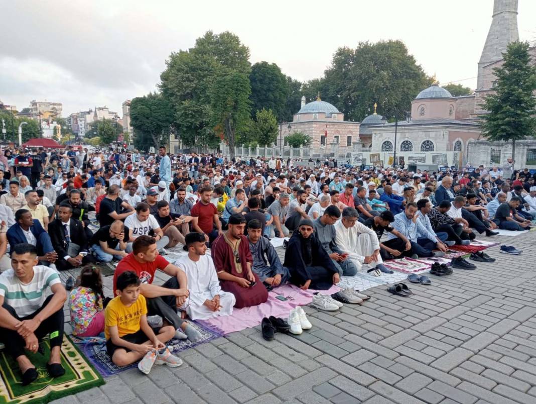 Ayasofya-i Kebir Cami-i Şerifi'nde, Kurban Bayramı namazı heyecanı! Binlerce vatandaş akın etti! Cami içi ve avlu doldu, taştı 21