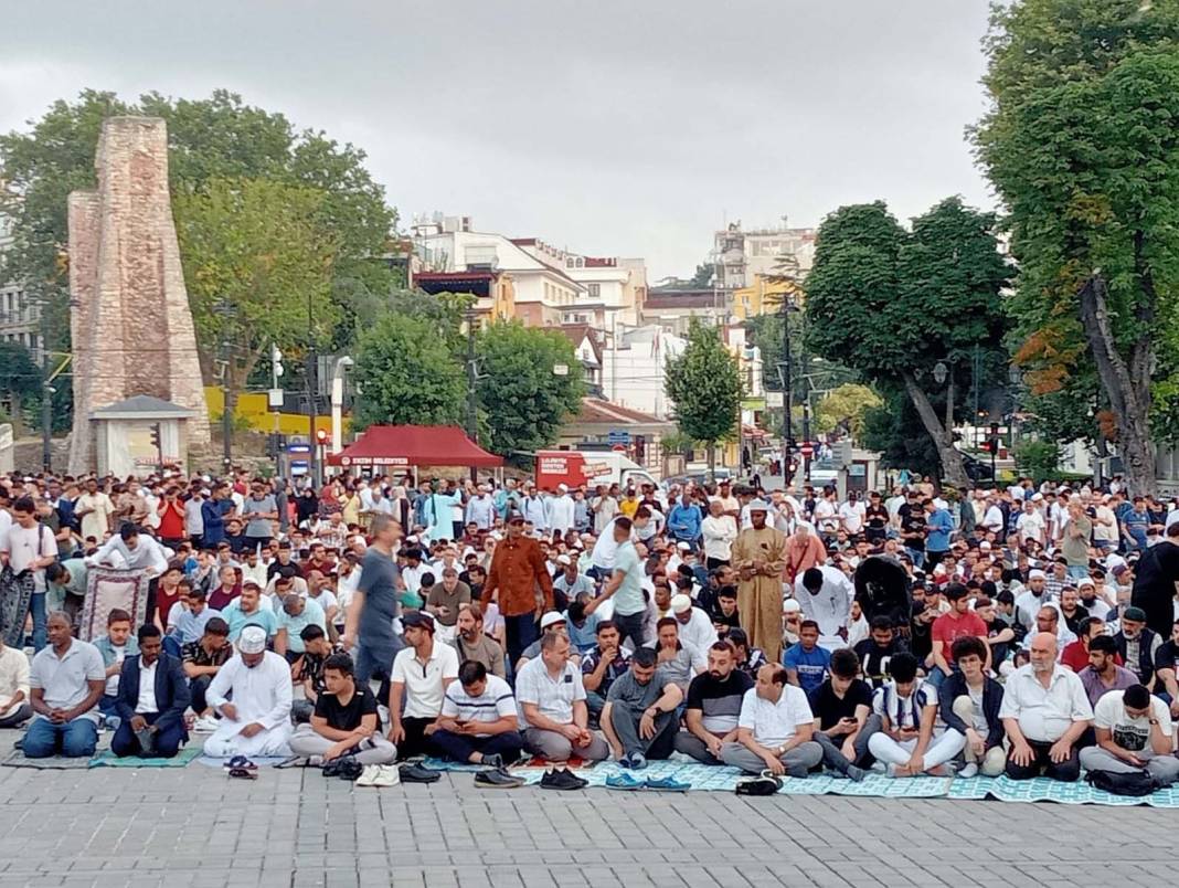 Ayasofya-i Kebir Cami-i Şerifi'nde, Kurban Bayramı namazı heyecanı! Binlerce vatandaş akın etti! Cami içi ve avlu doldu, taştı 22