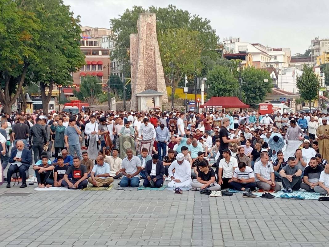 Ayasofya-i Kebir Cami-i Şerifi'nde, Kurban Bayramı namazı heyecanı! Binlerce vatandaş akın etti! Cami içi ve avlu doldu, taştı 23