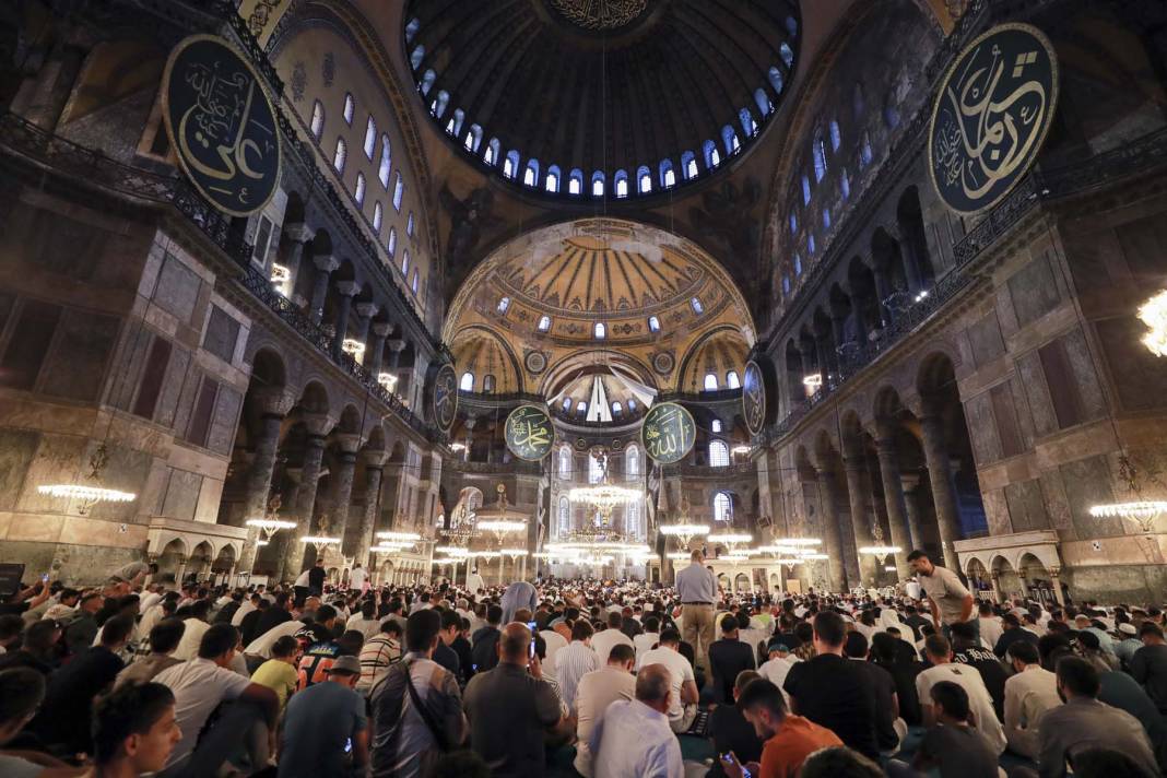 Ayasofya-i Kebir Cami-i Şerifi'nde, Kurban Bayramı namazı heyecanı! Binlerce vatandaş akın etti! Cami içi ve avlu doldu, taştı 3