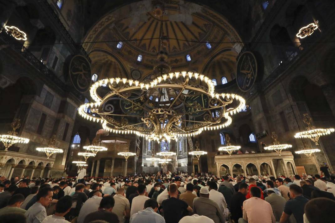 Ayasofya-i Kebir Cami-i Şerifi'nde, Kurban Bayramı namazı heyecanı! Binlerce vatandaş akın etti! Cami içi ve avlu doldu, taştı 4