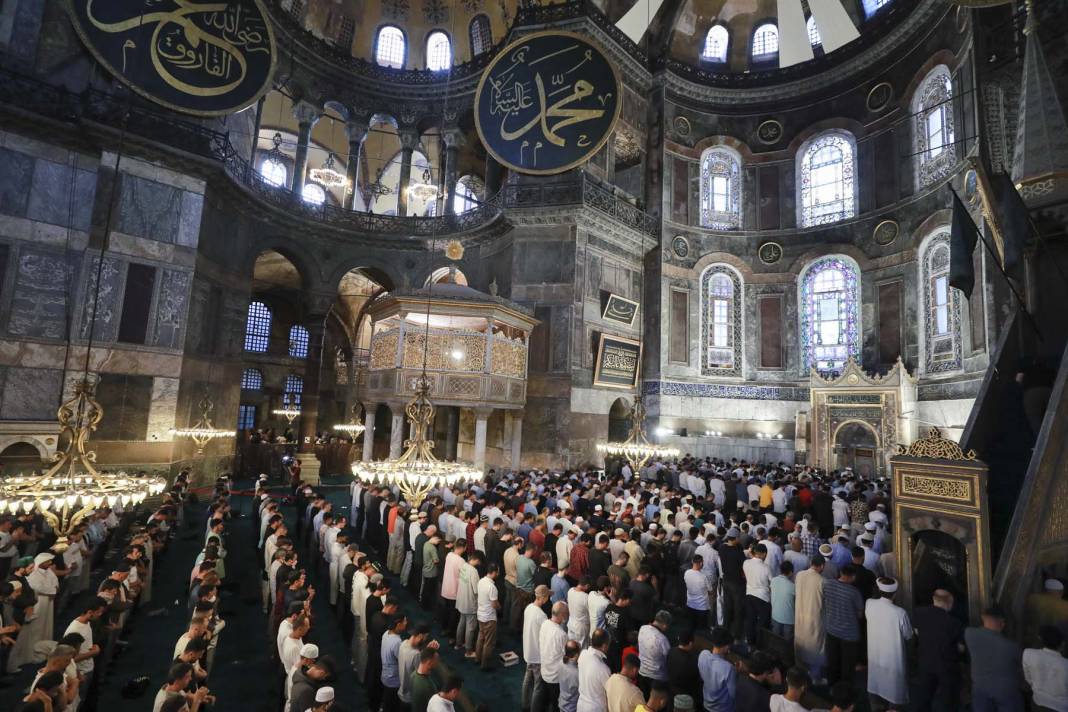 Ayasofya-i Kebir Cami-i Şerifi'nde, Kurban Bayramı namazı heyecanı! Binlerce vatandaş akın etti! Cami içi ve avlu doldu, taştı 5