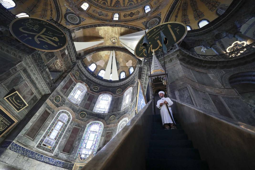 Ayasofya-i Kebir Cami-i Şerifi'nde, Kurban Bayramı namazı heyecanı! Binlerce vatandaş akın etti! Cami içi ve avlu doldu, taştı 7