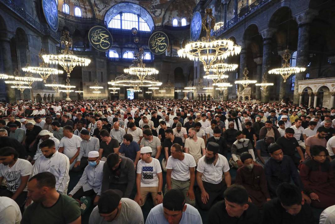 Ayasofya-i Kebir Cami-i Şerifi'nde, Kurban Bayramı namazı heyecanı! Binlerce vatandaş akın etti! Cami içi ve avlu doldu, taştı 9