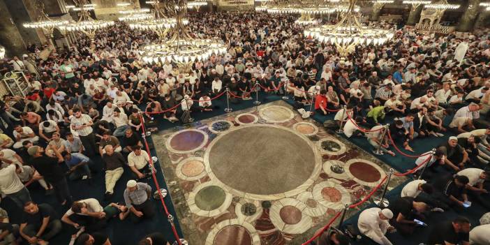 Ayasofya-i Kebir Cami-i Şerifi'nde, Kurban Bayramı namazı heyecanı! Binlerce vatandaş akın etti! Cami içi ve avlu doldu, taştı