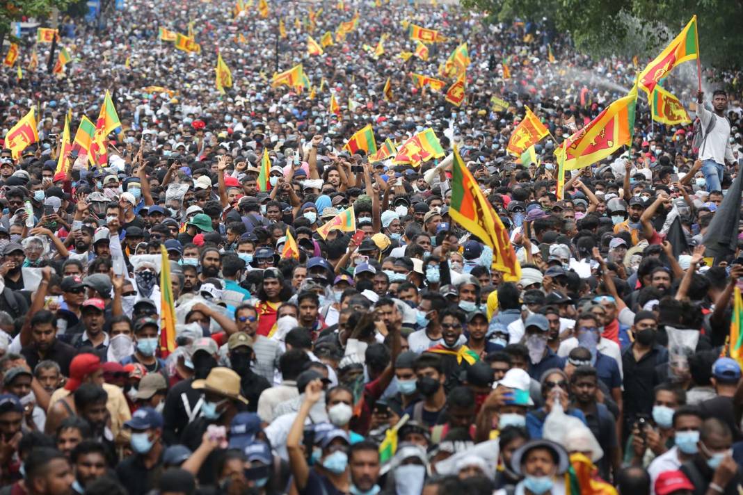 Sri Lanka'da ortalık karıştı! Ekonominin çökmesi sonrası halk ayaklandı! Devlet başkanının konutunu bastılar 10