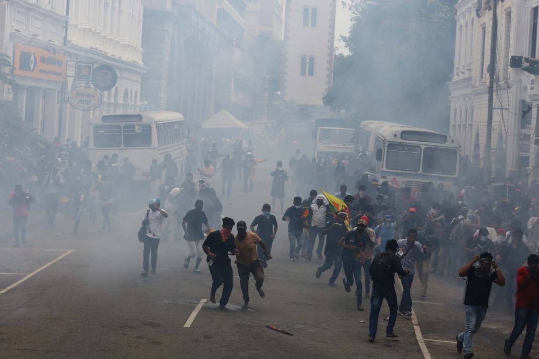 Sri Lanka'da ortalık karıştı! Ekonominin çökmesi sonrası halk ayaklandı! Devlet başkanının konutunu bastılar 6