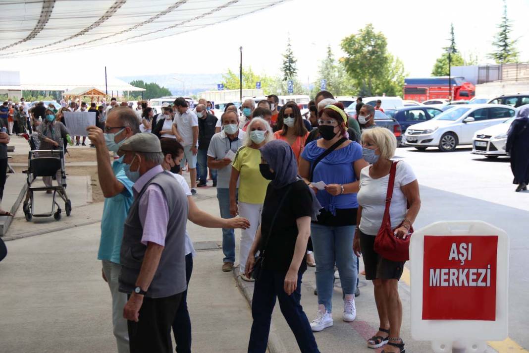 Covid-19 endişesi devam ediyor! Hatırlatma dozu tanımlanan vatandaşlar, aşı olmak için uzun kuyruklar oluşturdu 1