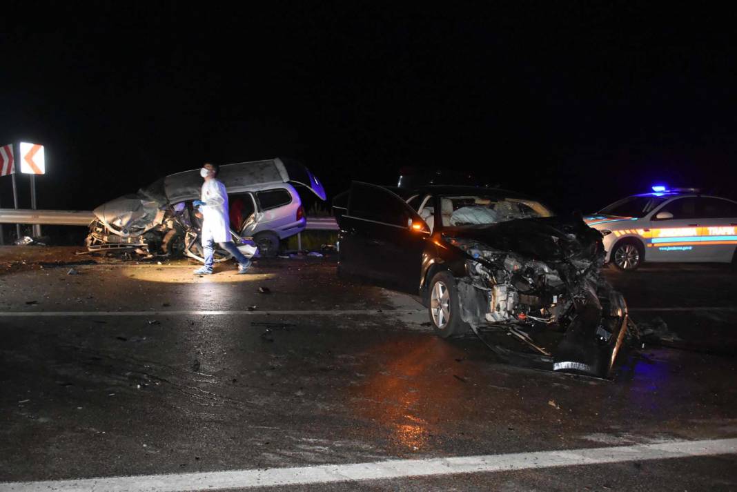 Sinop Boyabat'ta feci kaza! İki araç kafa kafaya çarpıştı: 4 ölü, 1 yaralı 1