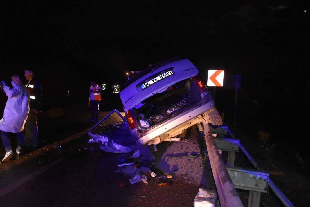 Sinop Boyabat'ta feci kaza! İki araç kafa kafaya çarpıştı: 4 ölü, 1 yaralı 6