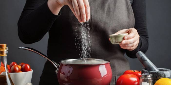 Pişmiş aşa "tuz" katmayın! Ömrünüzü kendi ellerinizle kısaltıyorsunuz!