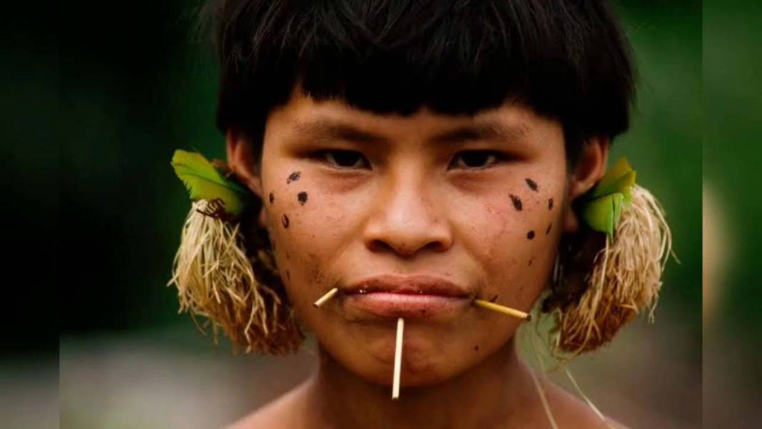 Ölenlerin küllerinden çorba yapıp içiyorlar! Garip adetleriyle Yanomamiler Kabilesi 9