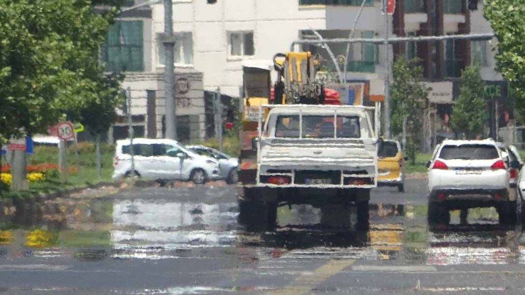 Diyarbakır'da hava sıcaklığı 40 dereceyi aştı: Asfalt bile buharlaştı! 1