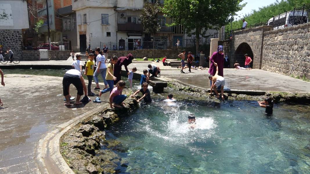 Diyarbakır'da hava sıcaklığı 40 dereceyi aştı: Asfalt bile buharlaştı! 6