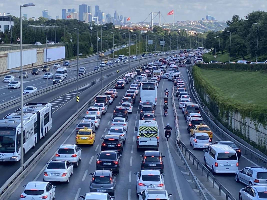 Tatilciler döndü, İstanbul trafiği felç oldu! Uzun araç kuyrukları oluştu 1