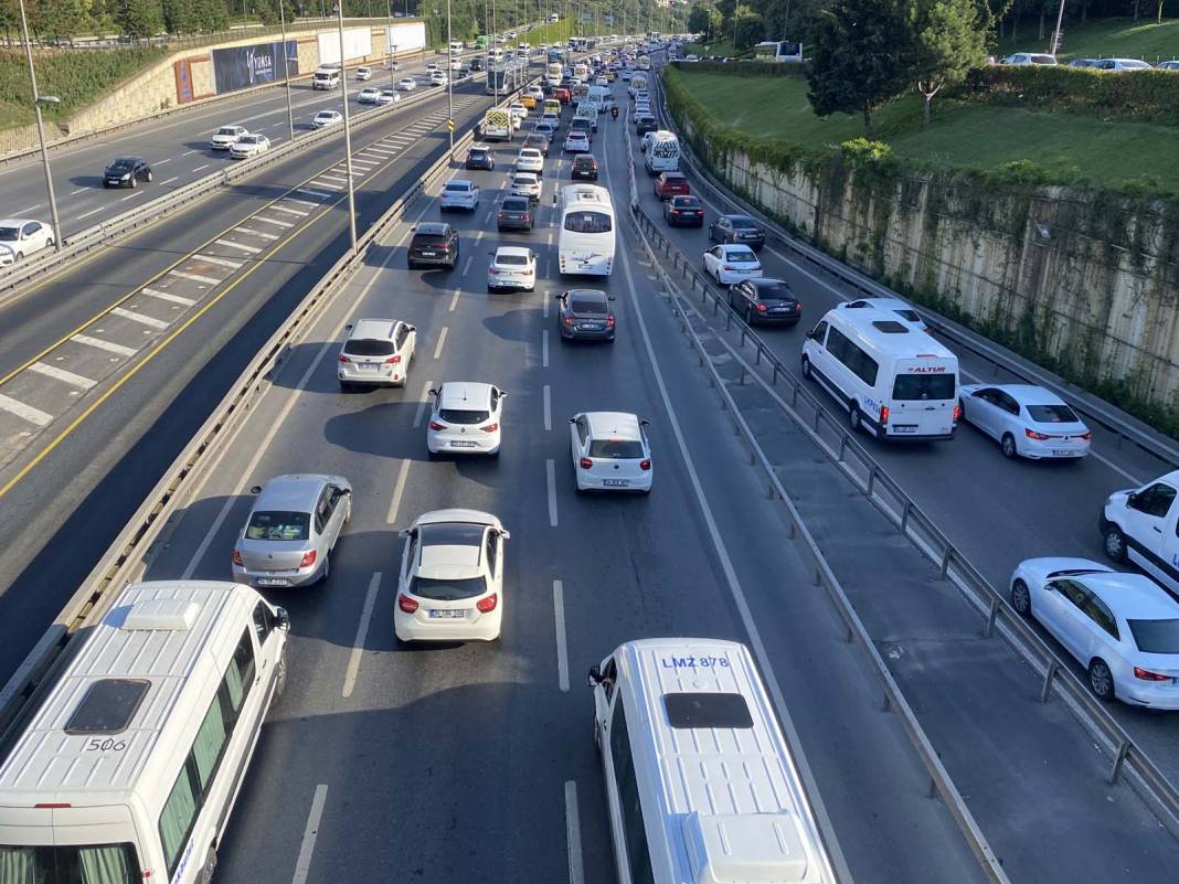 Tatilciler döndü, İstanbul trafiği felç oldu! Uzun araç kuyrukları oluştu 2