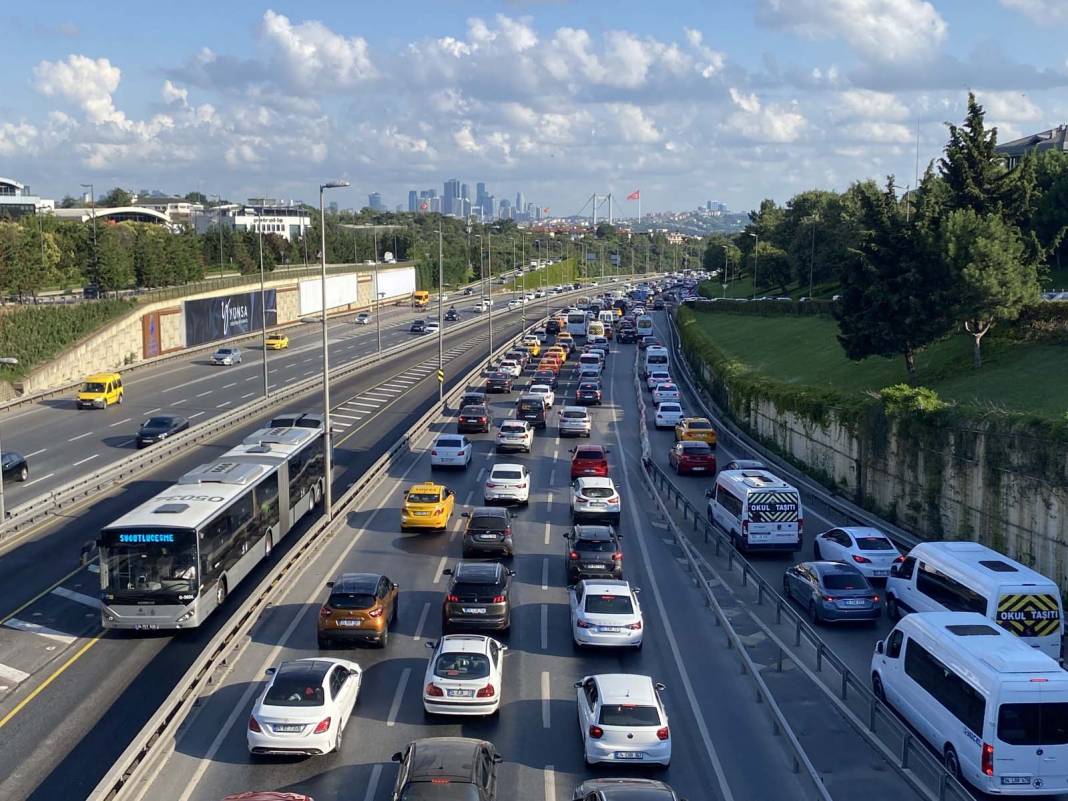 Tatilciler döndü, İstanbul trafiği felç oldu! Uzun araç kuyrukları oluştu 3