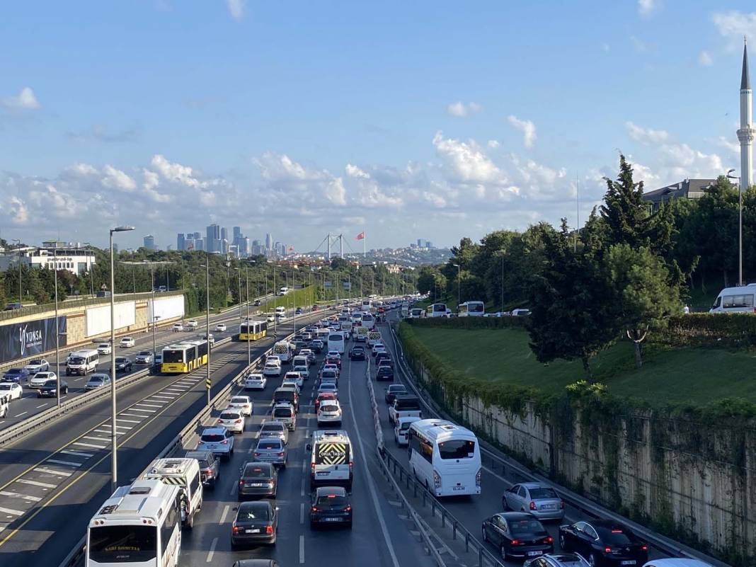 Tatilciler döndü, İstanbul trafiği felç oldu! Uzun araç kuyrukları oluştu 4