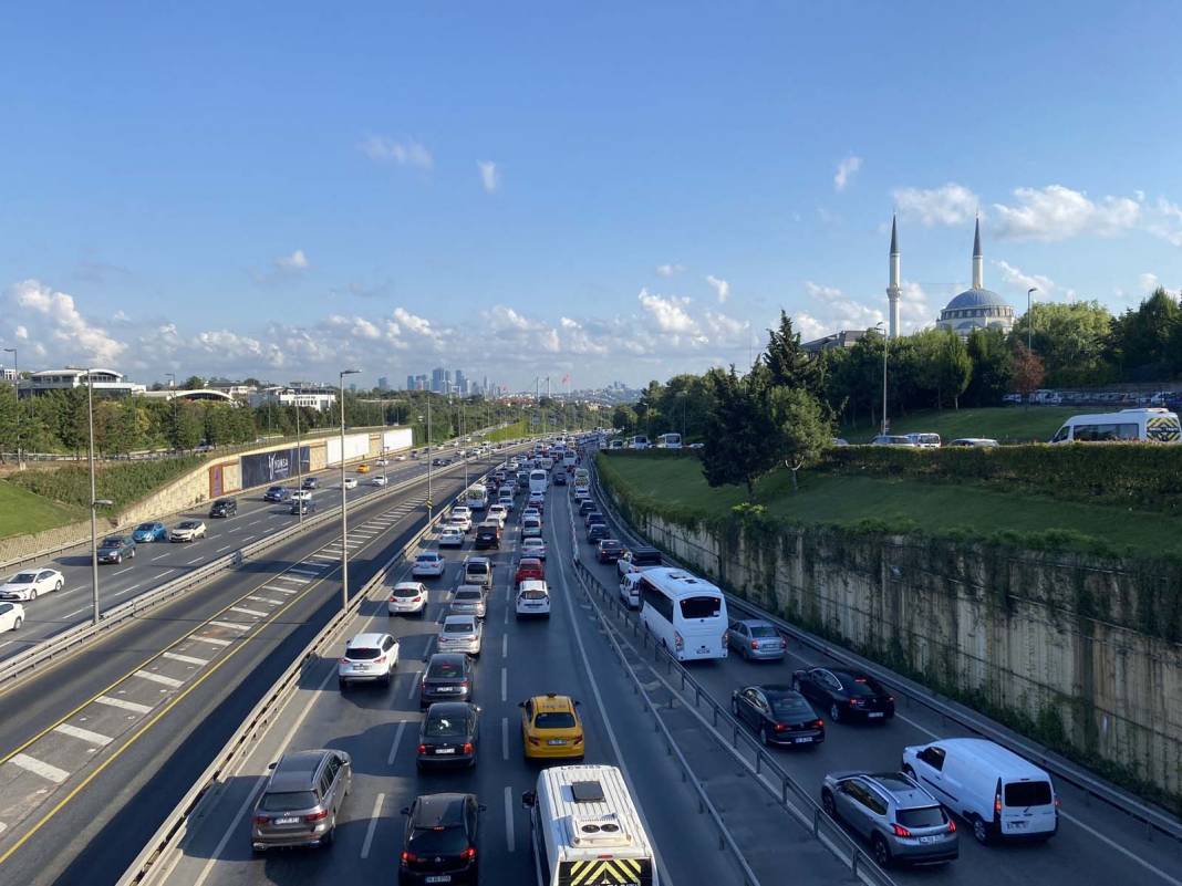 Tatilciler döndü, İstanbul trafiği felç oldu! Uzun araç kuyrukları oluştu 5