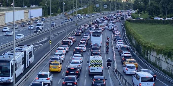 Tatilciler döndü, İstanbul trafiği felç oldu! Uzun araç kuyrukları oluştu