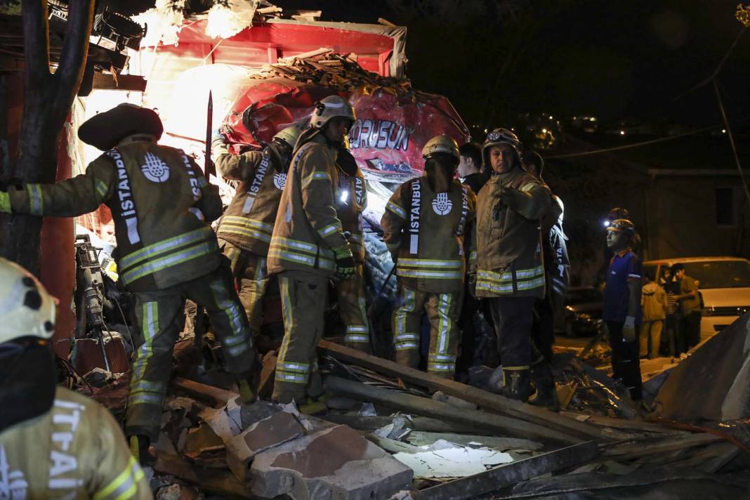 İstanbul Sarıyer'de kamyon dehşeti! Yol kenarındaki araca çarptı, gecekondunun üzerine uçtu: 1'i ağır 4 yaralı 1