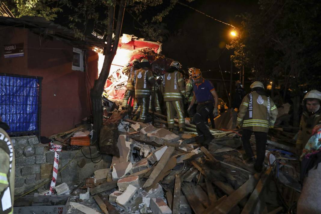 İstanbul Sarıyer'de kamyon dehşeti! Yol kenarındaki araca çarptı, gecekondunun üzerine uçtu: 1'i ağır 4 yaralı 10