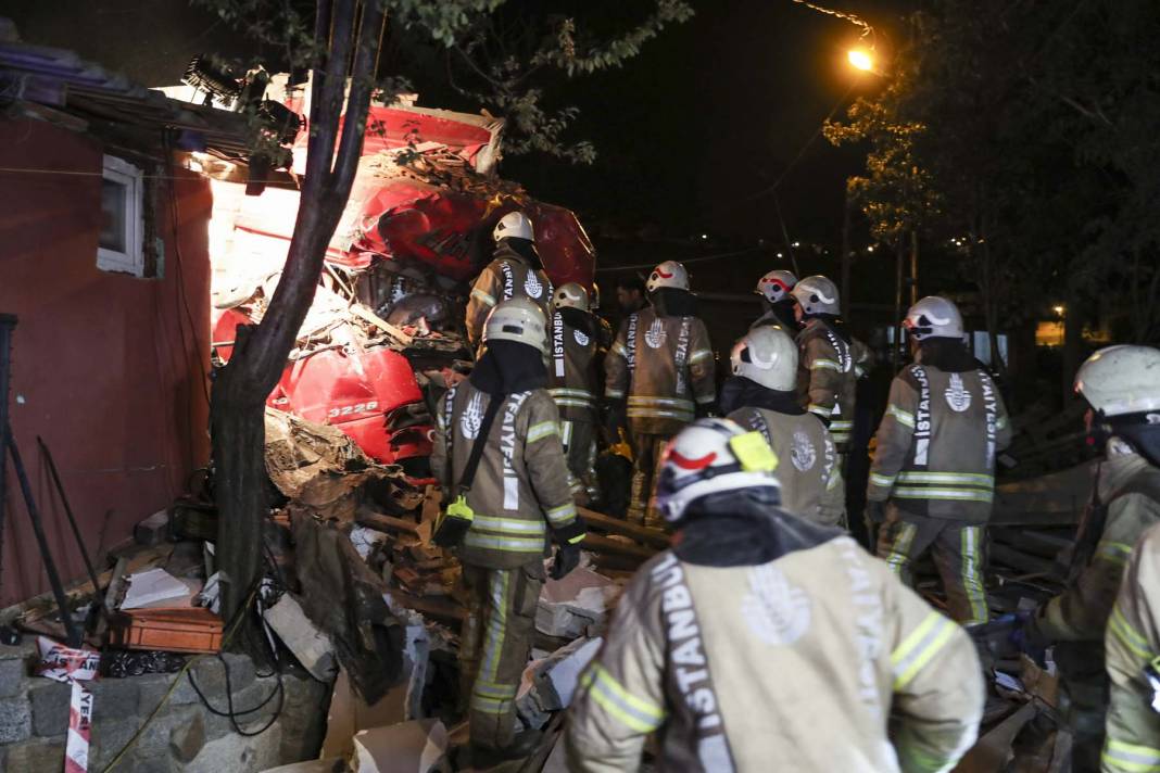 İstanbul Sarıyer'de kamyon dehşeti! Yol kenarındaki araca çarptı, gecekondunun üzerine uçtu: 1'i ağır 4 yaralı 12