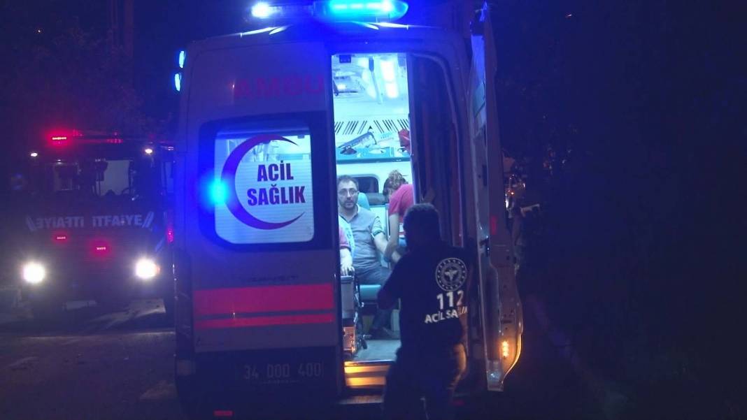 İstanbul Sarıyer'de kamyon dehşeti! Yol kenarındaki araca çarptı, gecekondunun üzerine uçtu: 1'i ağır 4 yaralı 15