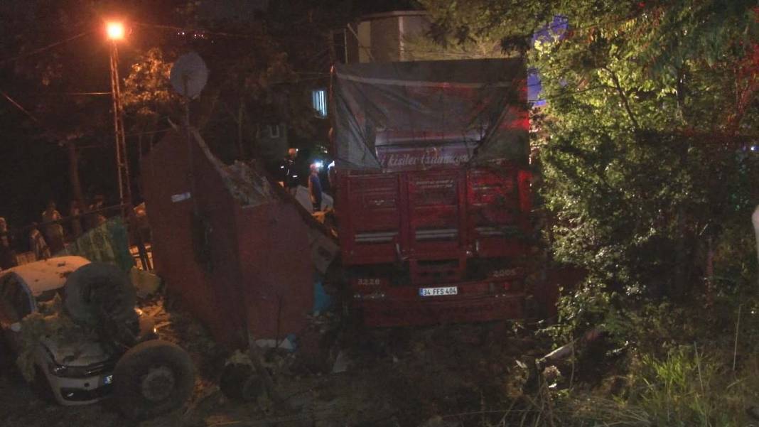 İstanbul Sarıyer'de kamyon dehşeti! Yol kenarındaki araca çarptı, gecekondunun üzerine uçtu: 1'i ağır 4 yaralı 17