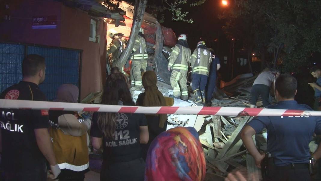 İstanbul Sarıyer'de kamyon dehşeti! Yol kenarındaki araca çarptı, gecekondunun üzerine uçtu: 1'i ağır 4 yaralı 18