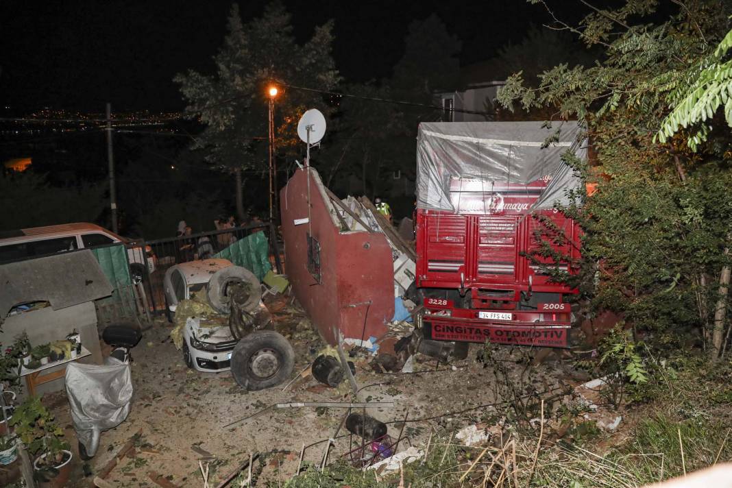 İstanbul Sarıyer'de kamyon dehşeti! Yol kenarındaki araca çarptı, gecekondunun üzerine uçtu: 1'i ağır 4 yaralı 4