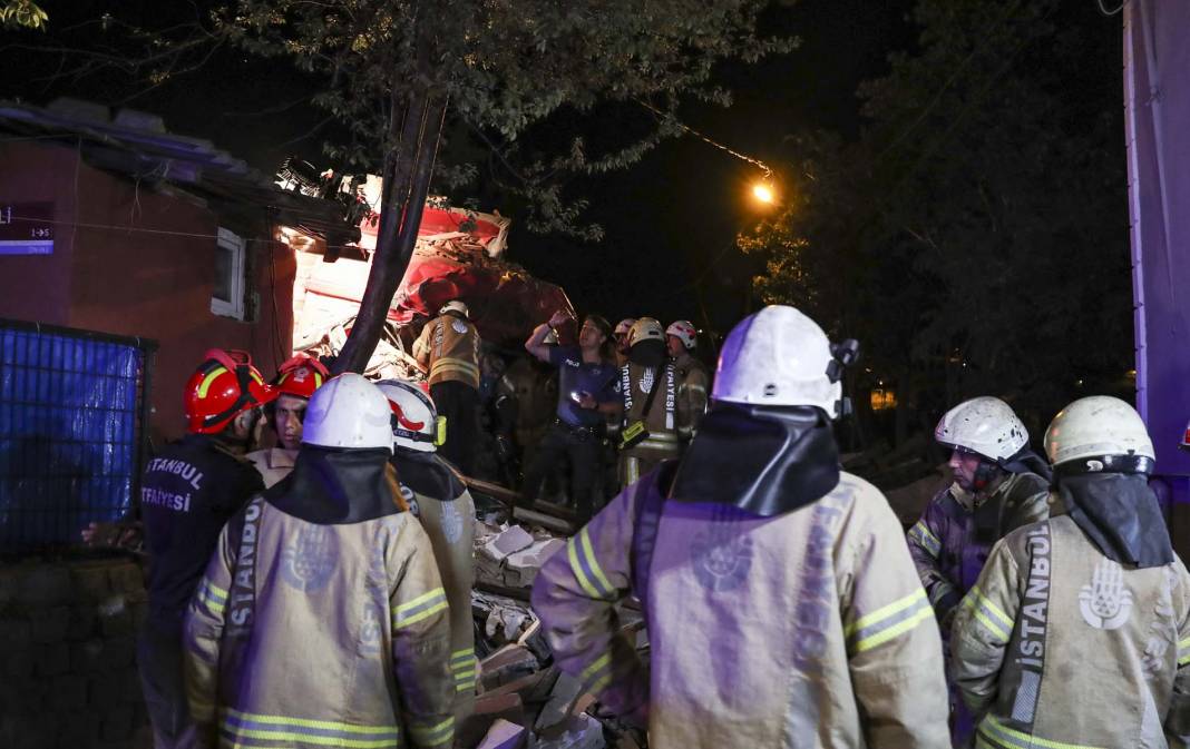 İstanbul Sarıyer'de kamyon dehşeti! Yol kenarındaki araca çarptı, gecekondunun üzerine uçtu: 1'i ağır 4 yaralı 6