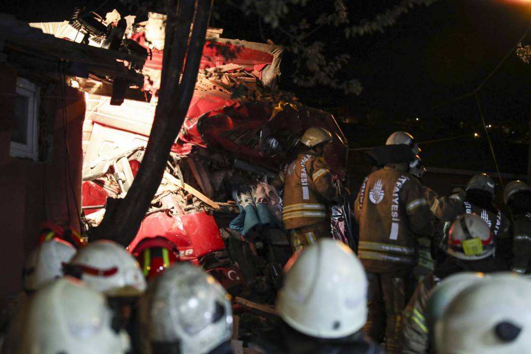 İstanbul Sarıyer'de kamyon dehşeti! Yol kenarındaki araca çarptı, gecekondunun üzerine uçtu: 1'i ağır 4 yaralı 8