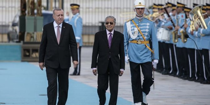 Cumhurbaşkanı Erdoğan ile Malezya Başbakanı görüşmesinde dikkat çeken anlar!