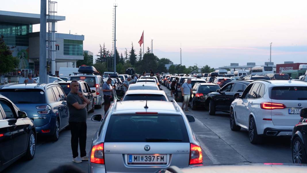 Türkiye'ye tatile gelen gurbetçiler ülkesine döndü! 1