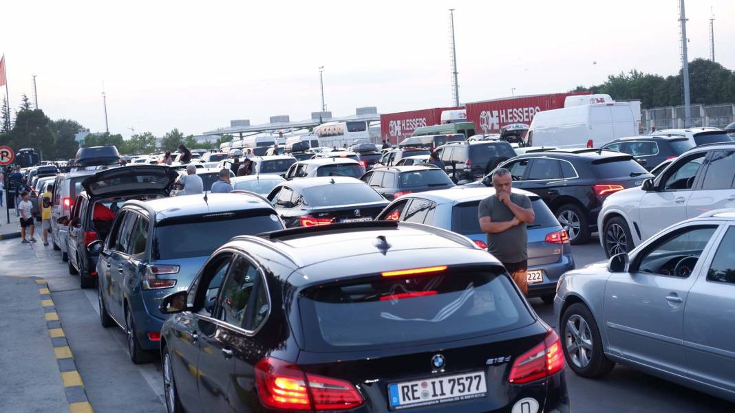 Türkiye'ye tatile gelen gurbetçiler ülkesine döndü! 3