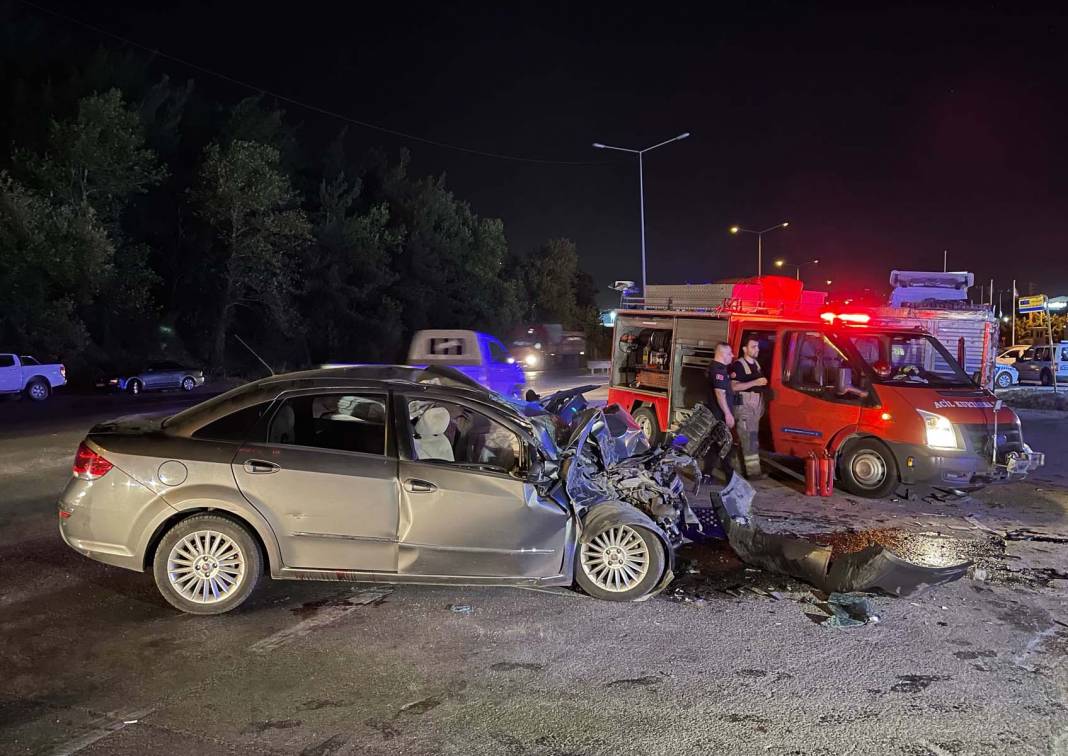 Bursa Osmangazi'de feci kaza! Otomobil, TIR'a çarptı: Baba ve oğlu öldü, 1'i ağır 2 yaralı 3