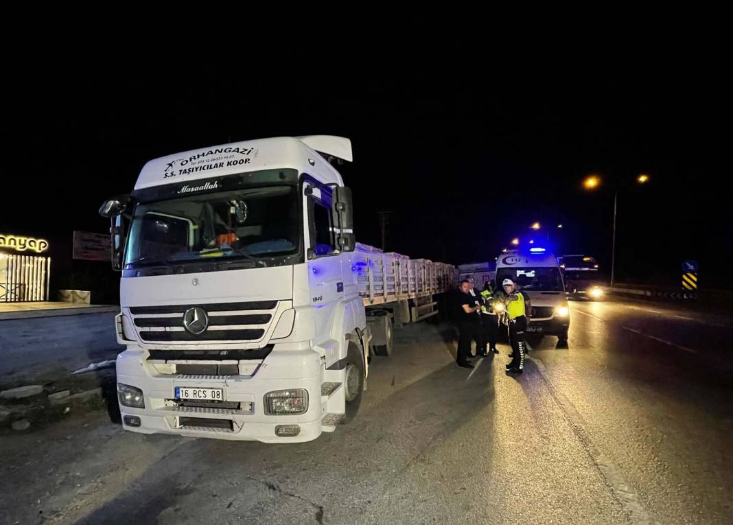 Bursa Osmangazi'de feci kaza! Otomobil, TIR'a çarptı: Baba ve oğlu öldü, 1'i ağır 2 yaralı 4