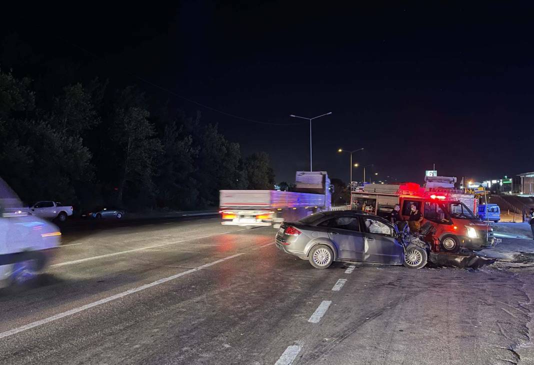 Bursa Osmangazi'de feci kaza! Otomobil, TIR'a çarptı: Baba ve oğlu öldü, 1'i ağır 2 yaralı 6