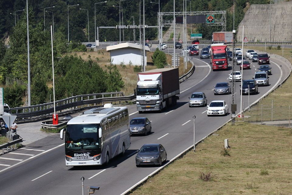 Kurban Bayramı yoğunluğu trafikte başladı! İşte ülke geneli yol durumu raporu... 8